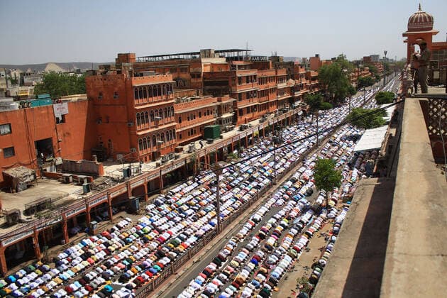 Bilder des Jahres 2022, News 04 April News Themen der Woche KW17 News Bilder des Tages Indien, Ramadan in Jaipur Ramadan: Friday Prayers In Jaipur Muslim devotees offer prayers on the last Friday of the holy month of Ramadan, at Jama Masjid , in Jaipur, Rajasthan, India, on Friday, April 29,2022. Jaipur Rajasthan India  Copyright: xVishalxBhatnagarx originalFilename: bhatnagar-notitle220429_npMyB.jpg