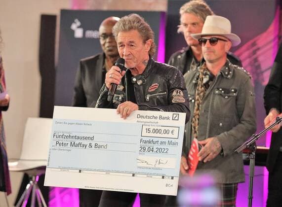 Bilder des Jahres 2022, Entertainment 04 April Entertainment Themen der Woche KW17 29.04.2022 Frankfurt am Main, Paulskirche Peter Maffay und Band mit Frankfurter Musikpreis ausgezeichnet Sänger Peter Maffay freut sich über den Scheck mit dem Geld unterstützt er Flüchtlinge aus der Ukraine *** 29 04 2022 Frankfurt am Main, Paulskirche Peter Maffay and band awarded Frankfurt Music Prize Singer Peter Maffay is delighted to receive the check with the money he uses to support refugees from Ukraine