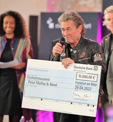 29 04 2022 Frankfurt am Main, Paulskirche Peter Maffay and band awarded Frankfurt Music Prize Singer Peter Maffay is delighted to receive the check with the money he uses to support refugees from Ukraine