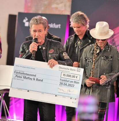 29 04 2022 Frankfurt am Main, Paulskirche Peter Maffay and band awarded Frankfurt Music Prize Singer Peter Maffay is delighted to receive the check with the money he uses to support refugees from Ukraine