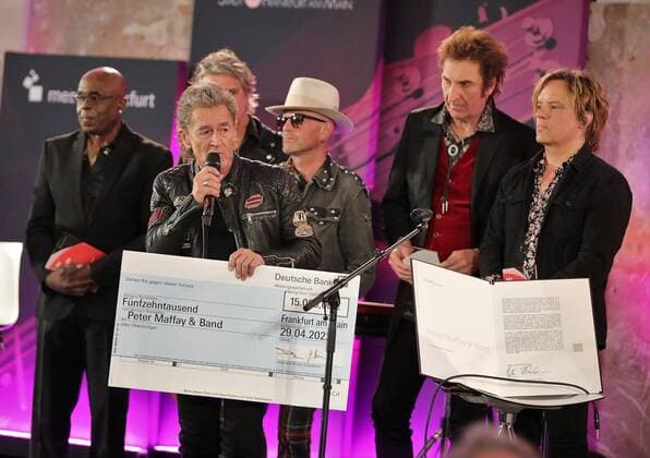 29 04 2022 Frankfurt am Main, Paulskirche Peter Maffay and band awarded Frankfurt Music Prize Singer Peter Maffay is delighted to receive the check with the money he uses to support refugees from Ukraine