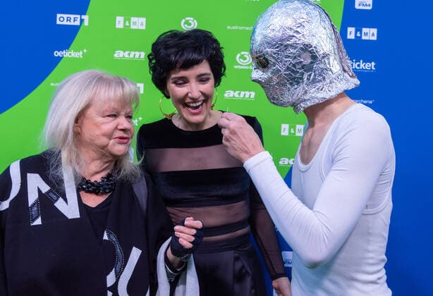 20220429 Amadeus Austrian Music Awards 2022 WIEN, OESTERREICH - 29. APRIL: Mariane Mendt und Ina Regen am Redcarpet anlaesslich der Verleihung des Amadeus Austria Music Awards 2022 vor dem Wiener Volkstheater am 29. April 2022 in Wien, Oesterreich. 220429_SEPA_17_006 Copyright: xIsabellexOuvrardx SEPAxMedia