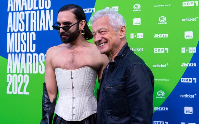 20220429 Amadeus Austrian Music Awards 2022 WIEN, OESTERREICH - 29. APRIL: Tom Neuwirth a.k.a Conchita mit Boris Bukowski am Redcarpet anlaesslich der Verleihung des Amadeus Austria Music Awards 2022 vor dem Wiener Volkstheater am 29. April 2022 in Wien, Oesterreich. 220429_SEPA_17_026 Copyright: xIsabellexOuvrardx SEPAxMedia