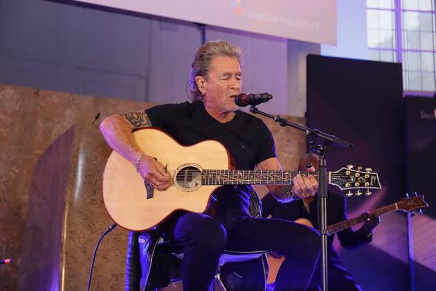 29 04 2022 Frankfurt am Main, Paulskirche Peter Maffay and band awarded Frankfurt Music Prize After the award ceremony a small concert singer Peter Maffay on guitar