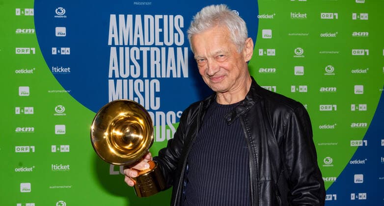 20220429 Amadeus Austrian Music Awards 2022 WIEN, OESTERREICH - 29. APRIL: Preistraeger der Amadeus Award 2022 fuer sein Lebenwerk Boris Bukowski nach der Show anslaesslich der Verleihung des Amadeus Austria Music Awards 2022 in der weissen Bar des Wiener Volkstheaters am 29. April 2022 in Wien, Oesterreich. 220429_SEPA_17_039 Copyright: xIsabellexOuvrardx SEPAxMedia