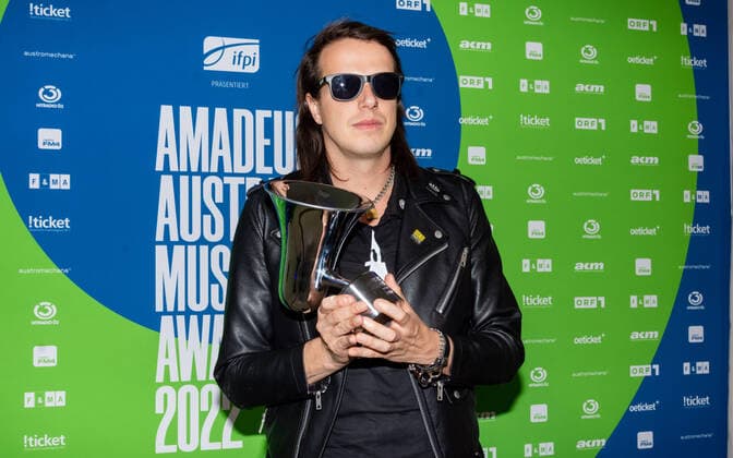 20220429 Amadeus Austrian Music Awards 2022 WIEN, OESTERREICH - 29. APRIL: Der Gewinner in der Kategorie -Hard and Heavy- Marco Pogo alias TurboBier nach der Show anslaesslich der Verleihung des Amadeus Austria Music Awards 2022 in der weissen Bar des Wiener Volkstheaters am 29. April 2022 in Wien, Oesterreich. 220429_SEPA_17_044 Copyright: xIsabellexOuvrardx SEPAxMedia