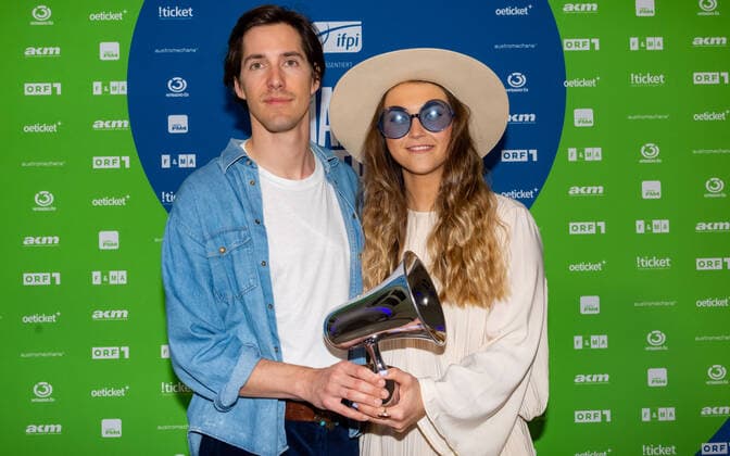 20220429 Amadeus Austrian Music Awards 2022 WIEN, OESTERREICH - 29. APRIL: Die Gewinner des FM4 Awards Cari Cari nach der Show anslaesslich der Verleihung des Amadeus Austria Music Awards 2022 in der weissen Bar des Wiener Volkstheaters am 29. April 2022 in Wien, Oesterreich. 220429_SEPA_17_030 Copyright: xIsabellexOuvrardx SEPAxMedia