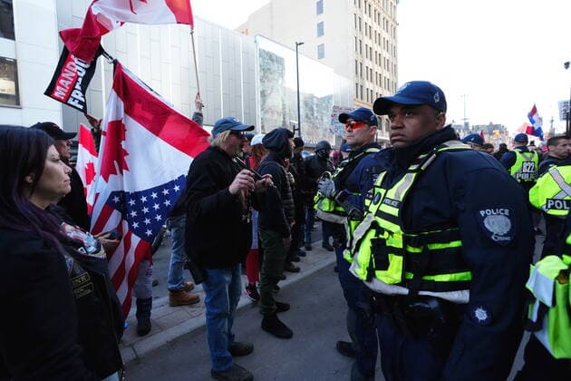 April 29, 2022, Ottawa, ON, CANADA: Protesters confront police during a demonstration, part of a convoy-style protest participants are calling Rolling Thunder , in Ottawa, Friday, April 29, 2022. Ottawa CANADA  - ZUMAc35_ 20220429_zaf_c35_145 Copyright: xSeanxKilpatrickx