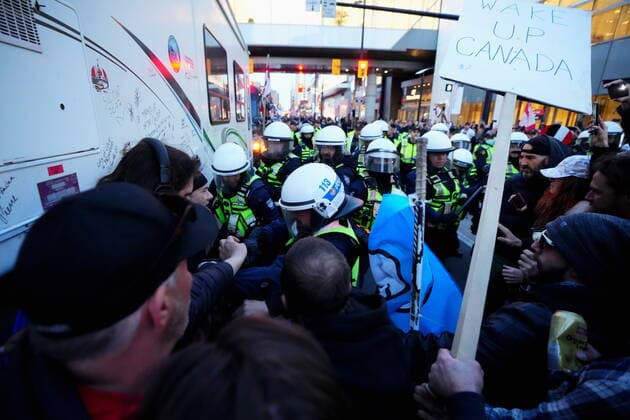 April 29, 2022, Ottawa, ON, CANADA: Protesters confront police during a demonstration, part of a convoy-style protest participants are calling Rolling Thunder , in Ottawa, Friday, April 29, 2022. Ottawa CANADA  - ZUMAc35_ 20220429_zaf_c35_161 Copyright: xSeanxKilpatrickx