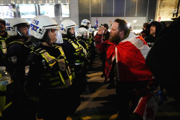 April 29, 2022, Ottawa, ON, CANADA: Protesters confront police during a demonstration, part of a convoy-style protest participants are calling Rolling Thunder , in Ottawa, Friday, April 29, 2022. Ottawa CANADA  - ZUMAc35_ 20220429_zaf_c35_168 Copyright: xSeanxKilpatrickx
