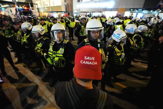 Bilder des Jahres 2022, News 04 April News Themen der Woche KW17 April 29, 2022, Ottawa, ON, CANADA: Protesters confront police during a demonstration, part of a convoy-style protest participants are calling Rolling Thunder , in Ottawa, Friday, April 29, 2022. Ottawa CANADA  - ZUMAc35_ 20220429_zaf_c35_170 Copyright: xSeanxKilpatrickx