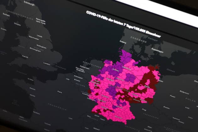 RKI dashboard, 7 day incidence is now 717.4 7 day incidence, RKI dashboard on a monitor on 30 04 2022 in Siegen Germany.