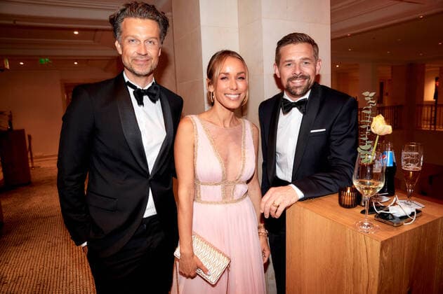 Bilder des Jahres 2022, Entertainment 04 April Entertainment Themen der Woche KW17 Bundespresseball im Hotel Adlon in Berlin Annemarie Carpendale mit Ehemann Wayne Carpendale und Klaas Heufer-Umlauf beim Bundespresseball im Hotel Adlon Kempinski in Berlin. *** Federal Press Ball at the Hotel Adlon in Berlin Annemarie Carpendale with husband Wayne Carpendale and Klaas Heufer Umlauf at the Federal Press Ball at the Hotel Adlon Kempinski in Berlin Copyright: xEventpressxGolejewskix