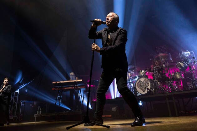 Jim Kerr of Simple Minds live at a concert of the Celebrating 40 Years of Hits Tour at Thüringenhalle Erfurt, 29 04 2022 Foto:xM.xKremerx xFuturexImage