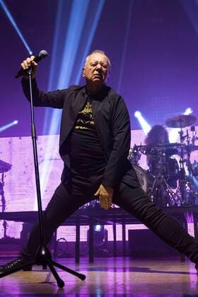 Jim Kerr of Simple Minds live at a concert of the Celebrating 40 Years of Hits Tour at Thüringenhalle Erfurt, 29 04 2022 Foto:xM.xKremerx xFuturexImage