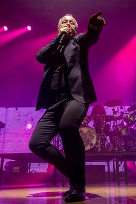 Jim Kerr of Simple Minds live at a concert of the Celebrating 40 Years of Hits Tour at Thüringenhalle Erfurt, 29 04 2022 Foto:xM.xKremerx xFuturexImage