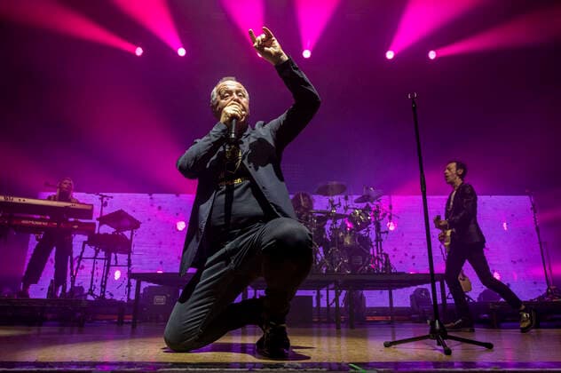 Jim Kerr of Simple Minds live at a concert of the Celebrating 40 Years of Hits Tour at Thüringenhalle Erfurt, 29 04 2022 Foto:xM.xKremerx xFuturexImage
