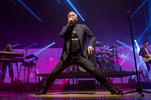 Jim Kerr of Simple Minds live at a concert of the Celebrating 40 Years of Hits Tour at Thüringenhalle Erfurt, 29 04 2022 Foto:xM.xKremerx xFuturexImage