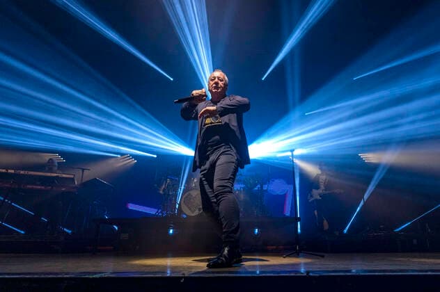 Jim Kerr of Simple Minds live at a concert of the Celebrating 40 Years of Hits Tour at Thüringenhalle Erfurt, 29 04 2022 Foto:xM.xKremerx xFuturexImage