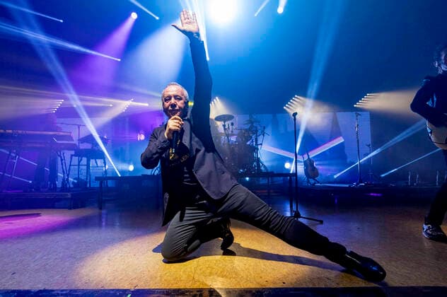 Jim Kerr of Simple Minds live at a concert of the Celebrating 40 Years of Hits Tour at Thüringenhalle Erfurt, 29 04 2022 Foto:xM.xKremerx xFuturexImage