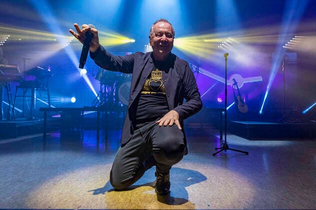 Jim Kerr of Simple Minds live at a concert of the Celebrating 40 Years of Hits Tour at Thüringenhalle Erfurt, 29 04 2022 Foto:xM.xKremerx xFuturexImage