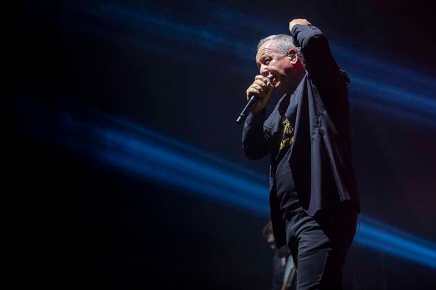 Jim Kerr of Simple Minds live at a concert of the Celebrating 40 Years of Hits Tour at Thüringenhalle Erfurt, 29 04 2022 Foto:xM.xKremerx xFuturexImage