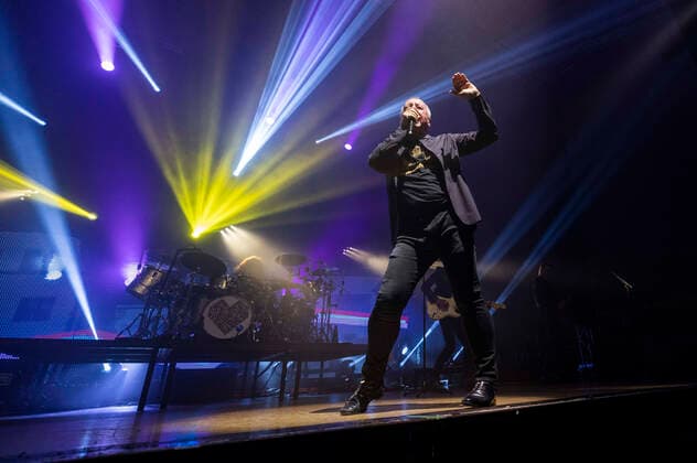 Jim Kerr of Simple Minds live at a concert of the Celebrating 40 Years of Hits Tour at Thüringenhalle Erfurt, 29 04 2022 Foto:xM.xKremerx xFuturexImage