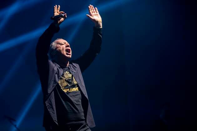 Jim Kerr of Simple Minds live at a concert of the Celebrating 40 Years of Hits Tour at Thüringenhalle Erfurt, 29 04 2022 Foto:xM.xKremerx xFuturexImage