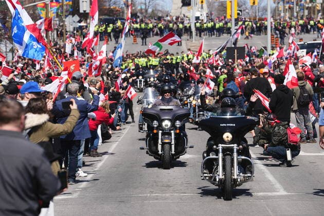 April 30, 2022, Ottawa, ON, CANADA: Protesters cheer as motorcyclists pass by during a demonstration, part of a convoy-style protest participants are calling Rolling Thunder , in Ottawa, Saturday, April 30, 2022. Ottawa CANADA  - ZUMAc35_ 20220430_zaf_c35_006 Copyright: xSeanxKilpatrickx
