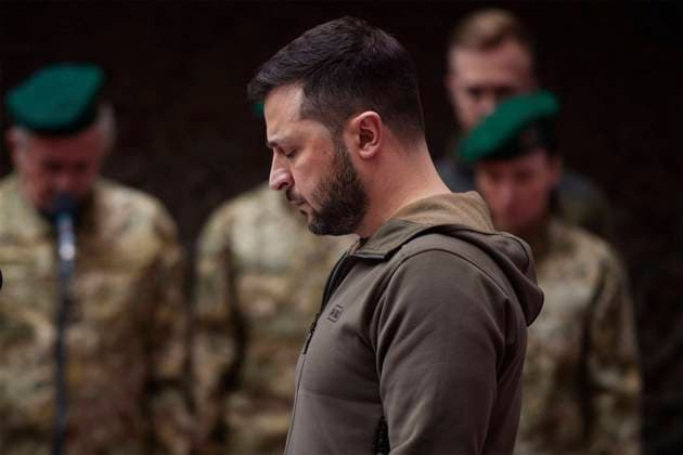 April 30, 2022, Kyiv, Ukraine: Ukrainian President Volodymyr Zelenskyy, stands for the invocation during a visit to the Ukrainian Border Guards to mark their professional holiday and present awards for their service, April 30, 2022 in Kyiv, Ukraine. Kyiv Ukraine - ZUMAp138 20220430_zaa_p138_026 Copyright: xUkrainexPresidency UkrainexPresix