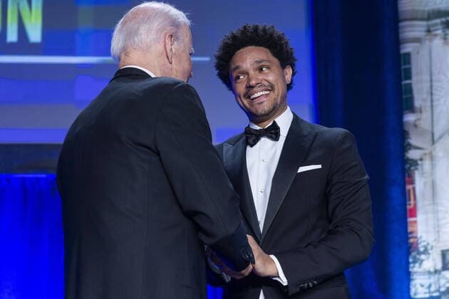 Entertainment Themen der Woche KW17 President Joe Biden (L) shakes hands with Daily Show host Trevor Noah (R) at the White House Correspondents dinner at the Washington Hilton in Washington, DC, on Saturday, April 30, 2022. Biden s appearance marks the first time a president has headlined the event in six years.  WASP20220430161 JIMxLOxSCALZO