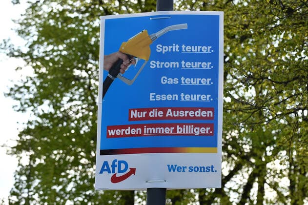 Deutsche Parteien: AfD, Symbolbilder Wahlplakate - Landtagswahl 2022 NRW am 21.04.2022 in Essen Ein Wahlplakat der Partei AfD. Die Wahl zum 18. Landtag des Landes Nordrhein-Westfalen findet am 15. Mai 2022 statt. Nordrhein-Westfalen Deutschland *** Election posters state election 2022 NRW on 21 04 2022 in Essen An election poster of the party AfD The election to the 18 state parliament of the state of North Rhine Westphalia will take place on 15 May 2022 North Rhine Westphalia Germany