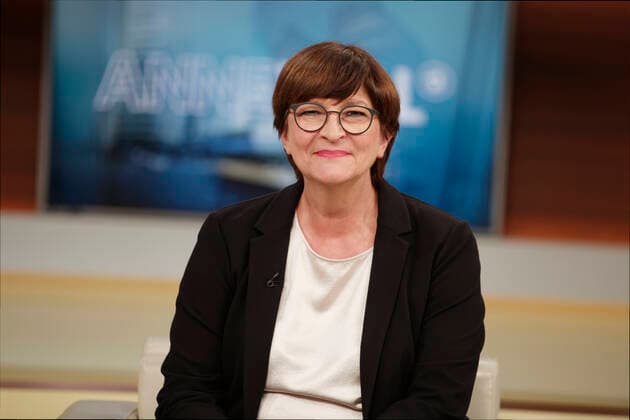 Saskia Esken bei Anne Will 2022-05-01, Deutschland, Berlin. Saskia Esken (SPD), Parteivorsitzende, zu Gast bnei Anne Will im Ersten. Thema der Politiktalk-Runde in der ARD: Panzer ins Kriegsgebiet - wohin führt Deutschlands Ukraine-Politik? *** Saskia Esken at Anne Will 2022 05 01, Germany, Berlin Saskia Esken SPD , party leader, guest bnei Anne Will in the First Topic of the Politiktalk round in the ARD Tanks in the war zone where does Germanys Ukraine Politics