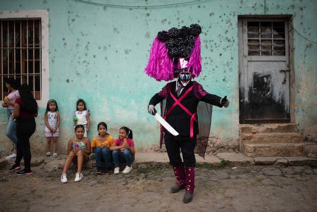 News Bilder des Tages May 1, 2022: Portrait of a bonetero, the main character of the Afro-Mestizo Carnival in the town of Tuzamapan, Veracruz. - ZUMAqp1_ 20220501_zip_qp1_014 Copyright: xHectorxAdolfoxQuintanarxPerezx