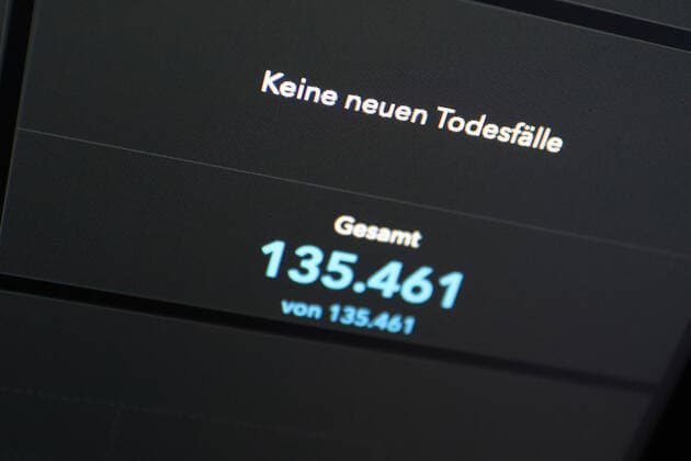 Dashboard of RKI, the 7 day incidence is now 639.5 there are NO NEW DEATHS reported 7 day incidence, dashboard of RKI on a monitor on 02 05 2022 in Siegen Germany.