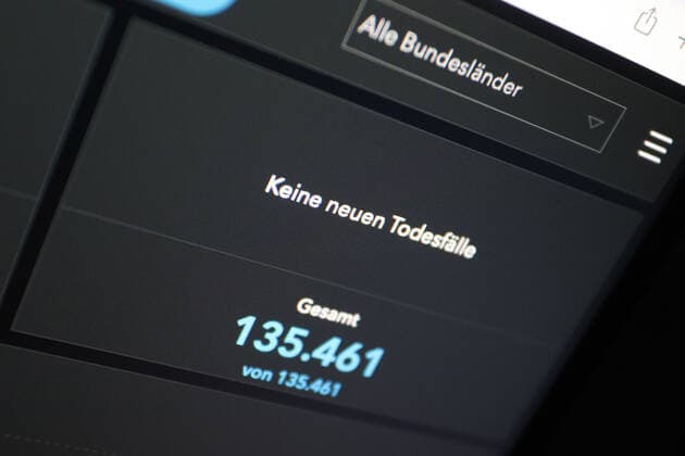 Dashboard of RKI, the 7 day incidence is now 639.5 there are NO NEW DEATHS reported 7 day incidence, dashboard of RKI on a monitor on 02 05 2022 in Siegen Germany.