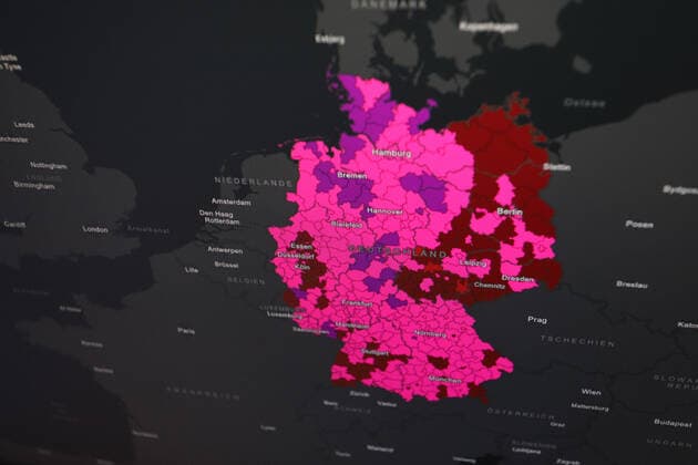 Dashboard of RKI, the 7 day incidence is now 639.5 there are NO NEW DEATHS reported 7 day incidence, dashboard of RKI on a monitor on 02 05 2022 in Siegen Germany.