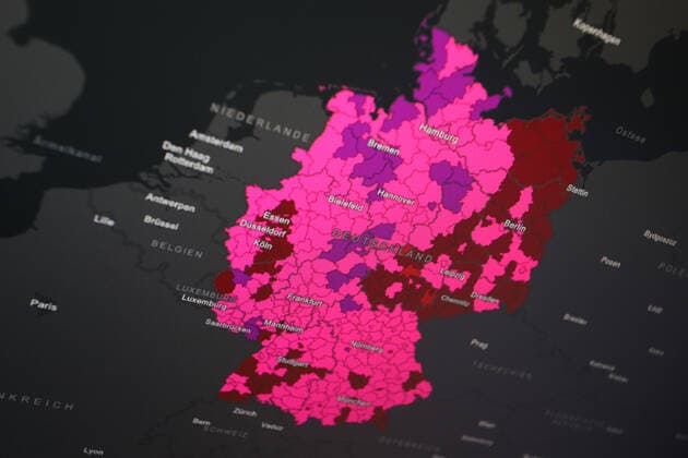 Dashboard of RKI, the 7 day incidence is now 639.5 there are NO NEW DEATHS reported 7 day incidence, dashboard of RKI on a monitor on 02 05 2022 in Siegen Germany.