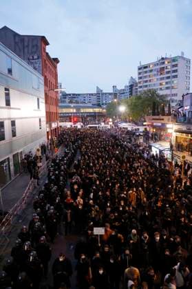Demonstranten bei der Revolutionären 1.Mai-Demo unter dem Motto Revolutionärer Erster Mai: Yallah Klassenkampf - No war but classwar! von Neukölln nach Kreuzberg. Berlin, 01.05.2022 *** Demonstrators at the Revolutionary 1 May Demo under the slogan Revolutionary First May Yallah class struggle No war but classwar from Neukölln to Kreuzberg Berlin, 01 05 2022 Foto:xJ.xMWx xFuturexImage
