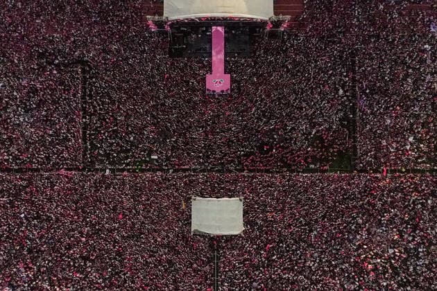 Bilder des Jahres 2022, News 05 Mai News Themen der Woche KW17 News Bilder des Tages May 1, 2022, Manila, Philippines: A drone image shows a huge crowd during a campaign rally of Vice President and presidential candidate Leni Robredo in DasmarioÂ±as, Cavite province south of Manila, Philippines. May 1, 2022. Around 100,000 people gathered to support Robredo in just over a week before the May 9 2022 national elections. Manila Philippines - ZUMAs213 20220501_zap_s213_057 Copyright: xBasilioxSepex