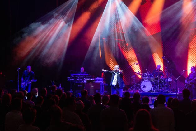 Entertainment Themen der Woche KW17 Entertainment Bilder des Tages Heinz Rudolf Kunze Heinz Rudolf Kunze spielt auf seiner Tour Der Wahrheit die Ehre im Congress Centrum Suhl. Die Tournee anlässlich seines 40jährigen Bühnenjubiläums wurde pandemiebedingt mehrfach verschoben. Suhl Thüringen DEUTSCHLAND *** Heinz Rudolf Kunze Heinz Rudolf Kunze plays on his tour Der Wahrheit die Ehre at the Congress Centrum Suhl The tour on the occasion of his 40th stage anniversary was postponed several times due to pandemic Suhl Thuringia GERMANY
