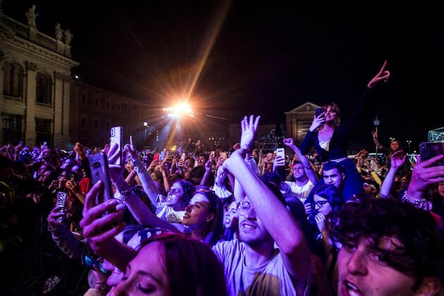 May 1, 2022, Roma, Italia: People attend the traditional May Day Concert at San Giovanni Square in Rome, Italy, 01 May 2022. ANSA ANGELO CARCONI Roma Italia  - ZUMAa110 20220501_zaf_a110_046 Copyright: xAngeloxCarconix