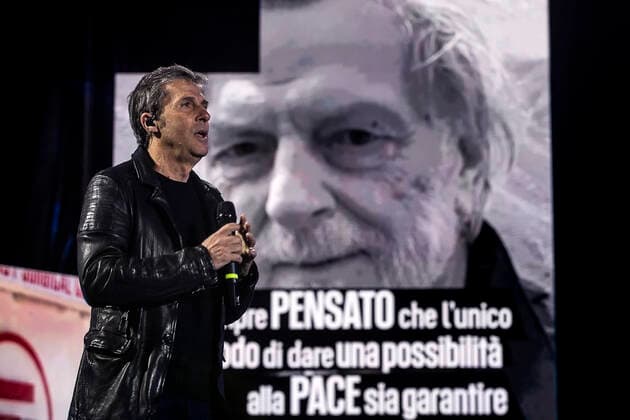 May 1, 2022, Roma, Italia: Singer Luca Barbarossa performs on stage during the traditional May Day Concert at San Giovanni Square in Rome, Italy, 01 May 2022. ANSA ANGELO CARCONI Roma Italia  - ZUMAa110 20220501_zaf_a110_055 Copyright: xAngeloxCarconix