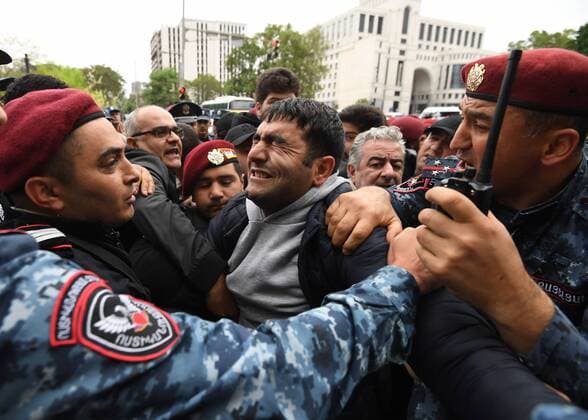 News Themen der Woche KW18 News Bilder des Tages Armenia Opposition Rally 8181775 02.05.2022 Police officers clash with protesters during the opposition rally that is calling for dismissal of Armenian Prime Minister Nikol Pashinyan, in Yerevan, Armenia. The opposition rallies and demonstrations are being held daily in Armenia since April 25. Asatur Yesayants Sputnik Yerevan Armenia  Copyright: xAsaturxYesayantsx