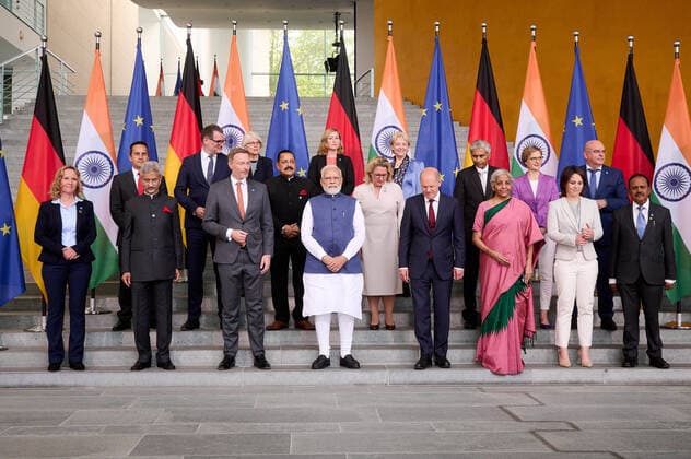 Bilder des Jahres 2022, News 05 Mai News Themen der Woche KW18 News Bilder des Tages 6. Deutsch-Indischen Regierungskonsultationen im Bundeskanzleramt Bundeskanzler Olaf Scholz (SPD) und der Premierminister der Republik Indien Narendra Modi während des gemeinsamen Gruppenfotos mit Minister:innen am 02.05.2022 im Bundeskanzleramt in Berlin. Berlin Bundeskanzleramt Berlin Deutschland *** 6 German Indian Government Consultations at the Federal Chancellery Federal Chancellor Olaf Scholz SPD and the Prime Minister of the Republic of India Narendra Modi during the joint group photo with ministers on 02 05 2022 at the Federal Chancellery in Berlin Berlin Federal Chancellery Berlin Germany