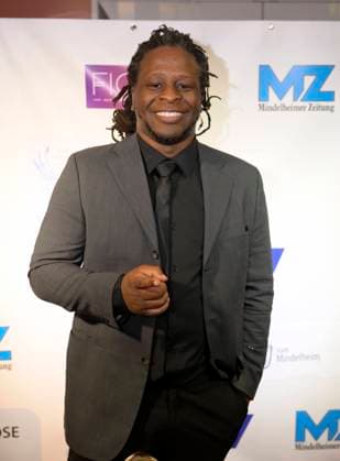 01.05.2022, Benefizgala Muko & Friends der Sabine-Adelwart-Stiftung für die Mukoviszidose-Krankheit, im Forum Mindelheim (Unterallgäu), Moderator und VIVA-Legende Mola Adebisi als Special Guest auf dem roten Tepppich. 01.05.2022, Adelwarth-Stiftung 01.05.2022, Adelwarth-Stiftung *** 01 05 2022, Benefizgala Muko Friends of the Sabine Adelwart Foundation for cystic fibrosis disease, in the Forum Mindelheim Unterallgäu , presenter and VIVA legend Mola Adebisi as special guest on the red carpet pich 01 05 2022, Adelwarth Foundation 01 05 2022, Adelwarth Foundation