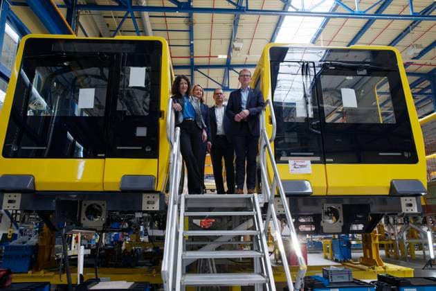 Testfahrzeuge Berliner U-Bahn Reihe JK vorgestellt 2022-05-02, Deutschland, Berlin. Berliner Verkehrsbetriebe (BVG), die Berliner Verkehrssenatorin und Schienenfahrzeughersteller Stadler stellen im Stadler-Werk in Berlin-Pankow die ersten acht Testfahrzeuge der neuen Berliner U-Bahn-Baureihe J und JK vor, die sowohl im Groß- als auch im Kleinprofilnetz der Hauptstadt eingesetzt werden sollen. Deren Ausslieferung an die BVG ist für Ende 2022 vorgesehen. Im Bild v.l. Bettina Jarasch (Bündnis 90 Die Grünen), Senatorin für Umwelt, Mobilität, Verbraucher- und Klimaschutz, Jure Mikolcic, CEO Stadler Deutschland, Rolf Erfurt, Vorstand Betrieb der BVG. *** Test vehicles Berlin metro series JK presented 2022 05 02, Germany, Berlin Berliner Ve