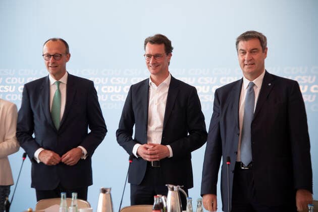 von links: Friedrich MERZ, CDU-Vorsitzender, Hendrik WUEST, Wüst, CDU, Ministerpraesident des Landes Nordrhein-Westfalen, Markus SOEDER, Söder, CSU-Vorsitzender und bayrischer Ministerpraesident, Praesidiumsklausur von CDU und CSU un der Flora Koeln, 02.05.2022, *** from left Friedrich MERZ, CDU Chairman, Hendrik WUEST, Wüst, CDU, State Premier of North Rhine-Westphalia, Markus SOEDER, Söder, CSU Chairman and Bavarian State Premier, CDU and CSU Presidium meeting at Flora Cologne, 02 05 2022,