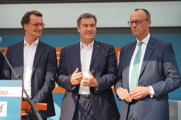 02.05.2022: Hendrik Wüst, Ministerpräsident von NRW; Dr. Markus Söder, Ministerpräsident von Bayern und CDU-Vorsitzender Friedrich Merz *** Wahlkampfveranstaltung des CDU-Kreisverbandes auf dem Marktplatz in Olpe (Sauerland NRW) mit prominenten Rednern. Olpe Marktplatz NRW Nordrhein-Westfalen Germany *** 02 05 2022 Hendrik Wüst, Prime Minister of NRW Dr Markus Söder, Prime Minister of Bavaria and CDU Chairman Friedrich Merz Election campaign event of the CDU district association at the marketplace in Olpe Sauerland NRW with prominent speakers Olpe Marktplatz NRW Nordrhein Westfalen Germany