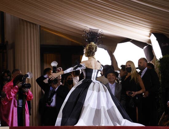 Sarah Jessica Parker arrives on the red carpet for The Met Gala at The Metropolitan Museum of Art celebrating the Costume Institute opening of In America: An Anthology of Fashion in New York City on Monday, May 2, 2022.  NYP20220502321 JOHNxANGELILLO